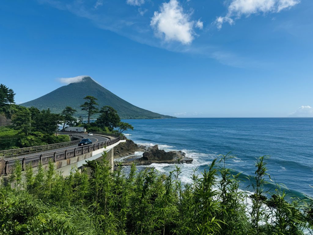 南九州市から見える開聞岳と海の景色。伊能忠敬が「けだし天下の絶景なり」と言った風光明媚な場所
